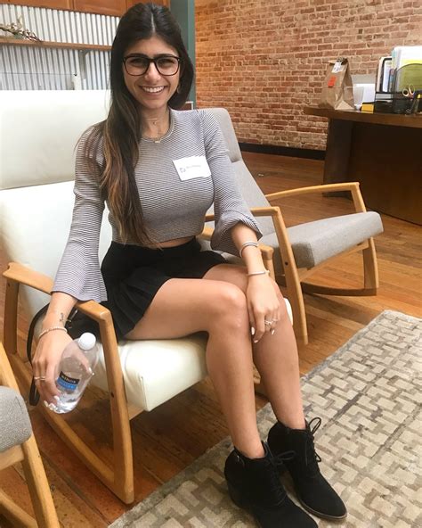 Mia Khalifa acalora Instagram posando en bikini y un vestido sin。